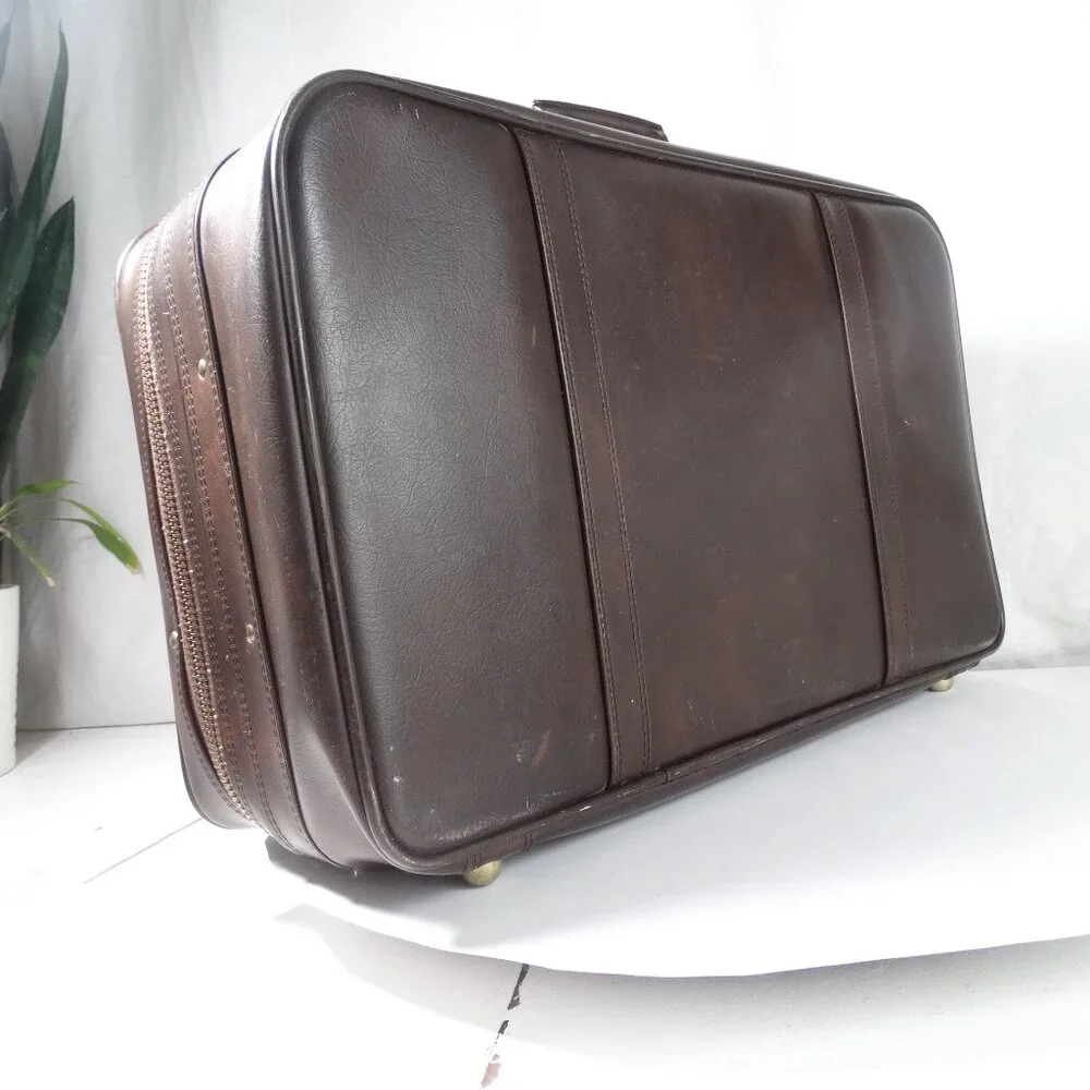 Vintage Medium Brown Leather Travel Bag with Gold Hardware